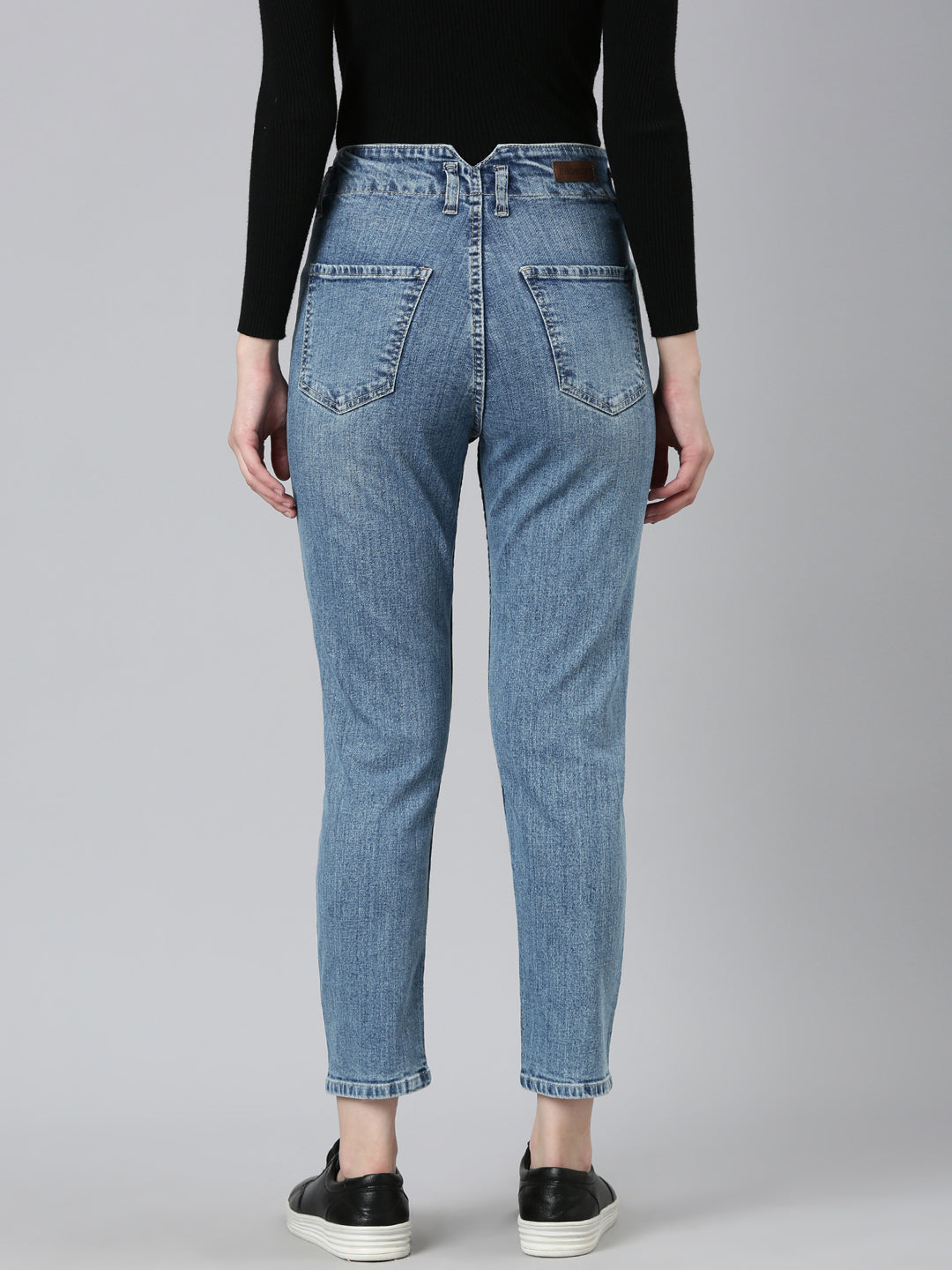 Women's Blue High-Rise Mom Fit Light Fade Medium Shade Denim Jeans