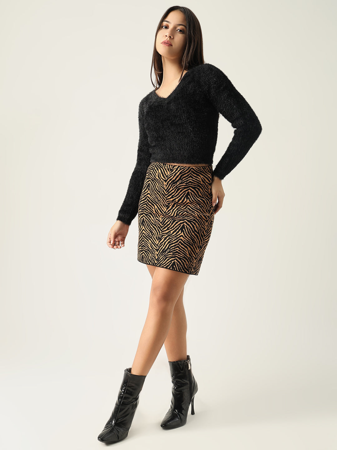 Women's Black V-Neck Acrylic Fitted Crop Top